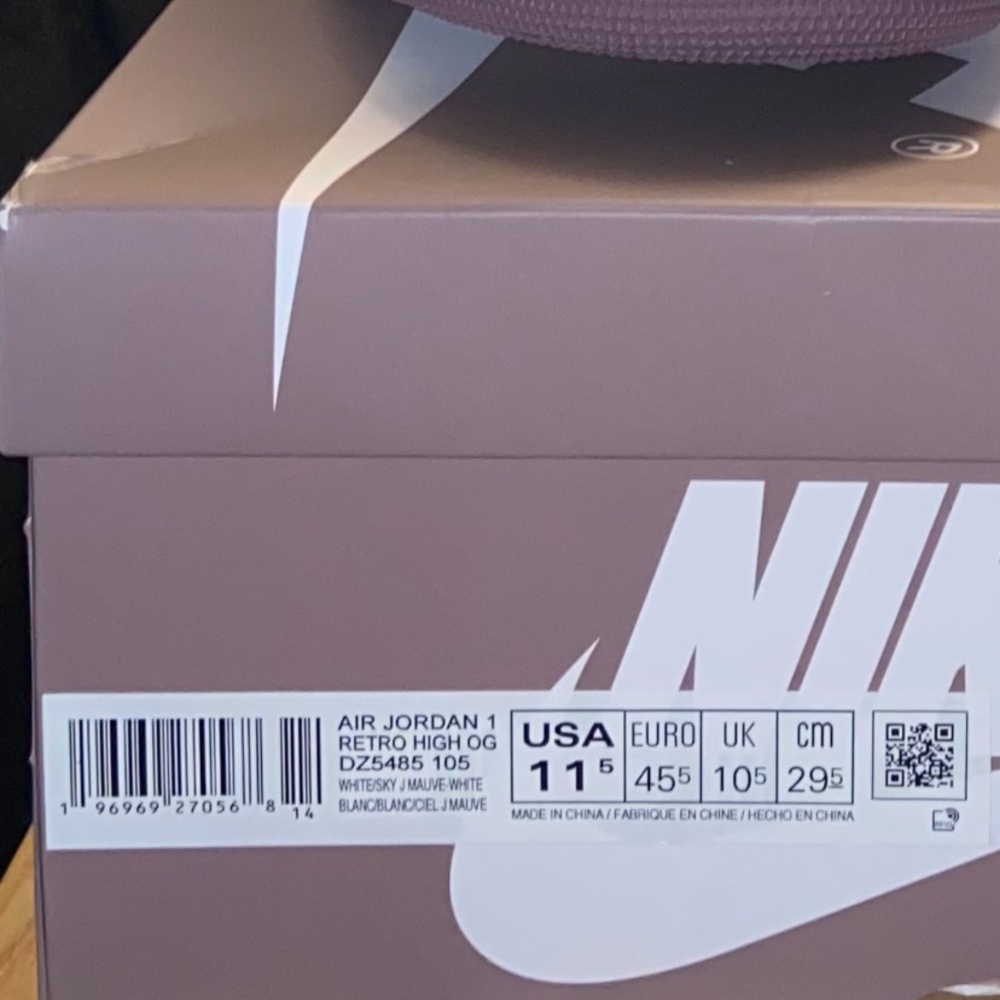 NWOT - Air Jordan 1 Retro High Sneakers - Picture 4 of 7